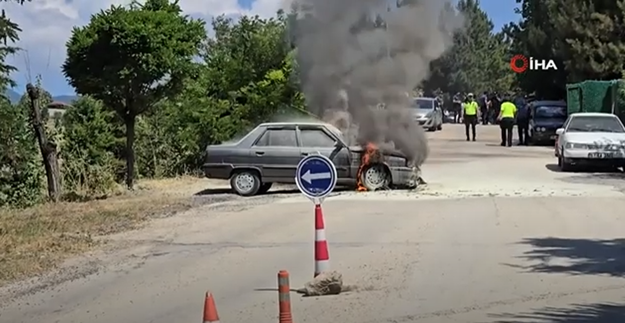 TORUNUNU SINAVA GETİRDİKTEN SONRA OTOMOBİL ALEV TOPUNA DÖNDÜ