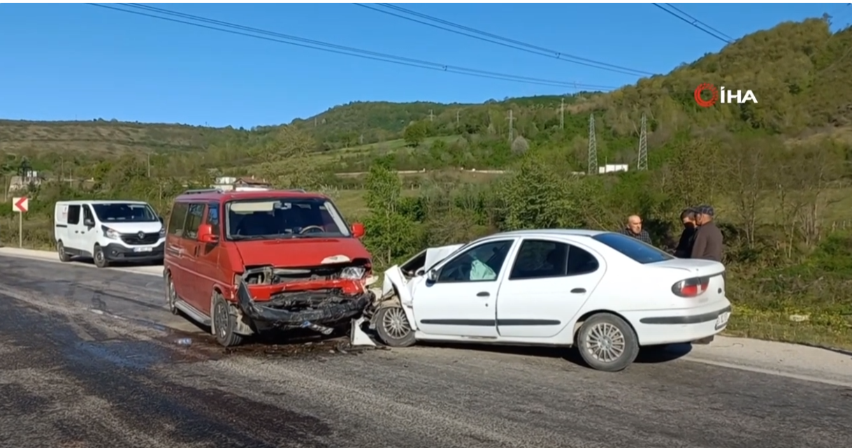 MİNİBÜS İLE OTOMOBİL KAFA KAFAYA ÇARPIŞTI 5 YARALI