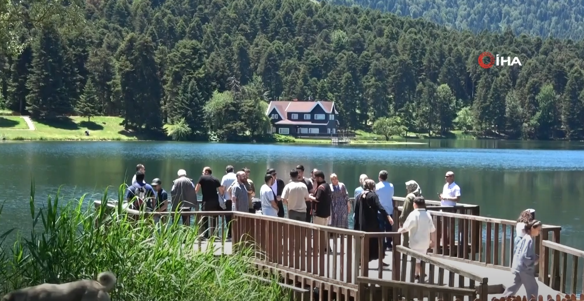 GÖLCÜK TABİAT PARKINA BAYRAMIN İKİNCİ GÜNÜNDE TATİLCİLER AKIN ETTİ