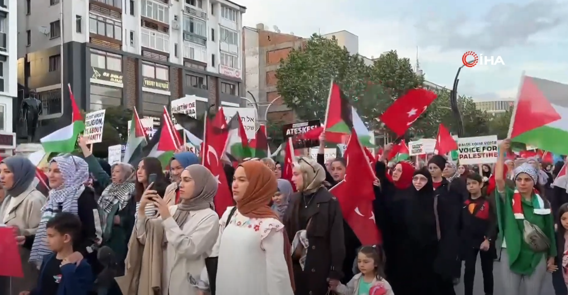 YÜZLERCE VATANDAŞ KATİL İSRAİL DİYEREK YÜRÜYÜŞ YAPTI