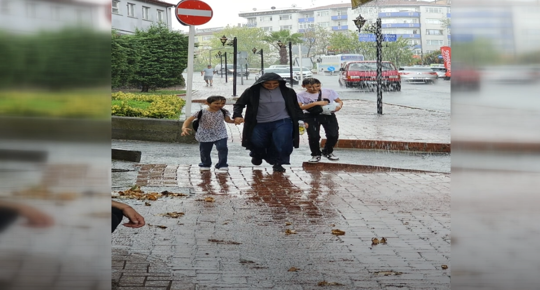 KARADENİZ EREĞLİ’DE ANİDEN BASTIRAN YAĞMUR ZOR ANLAR YAŞATTI