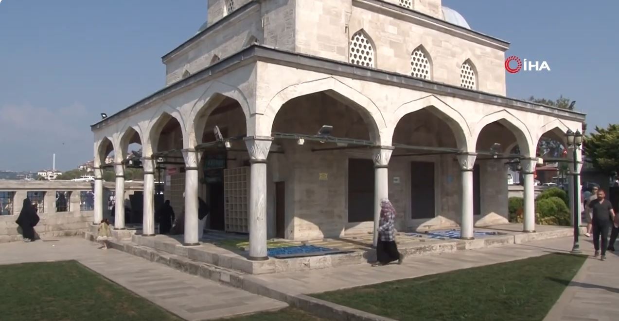 MESUT ÖZİL CAMİYİ TEMİZLEDİ