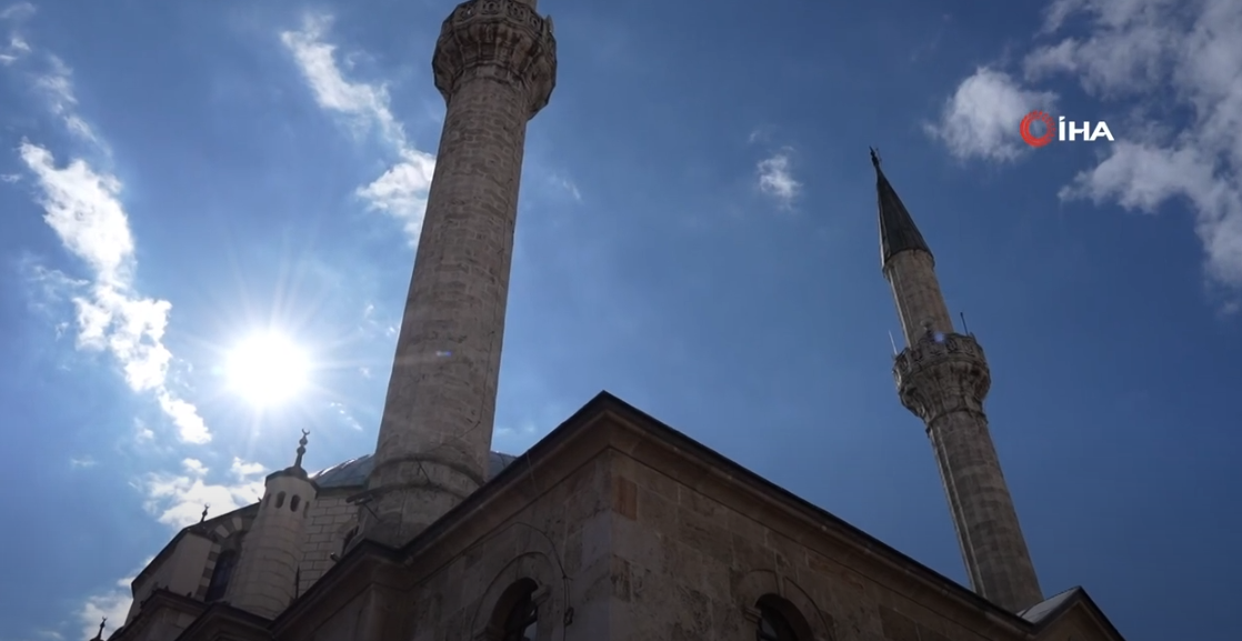 İHTİŞAMIYLA GÖZ KAMAŞTIRAN CAMİNİN EN BÜYÜK ÖZELLİĞİ DENGE SÜTUNLARI