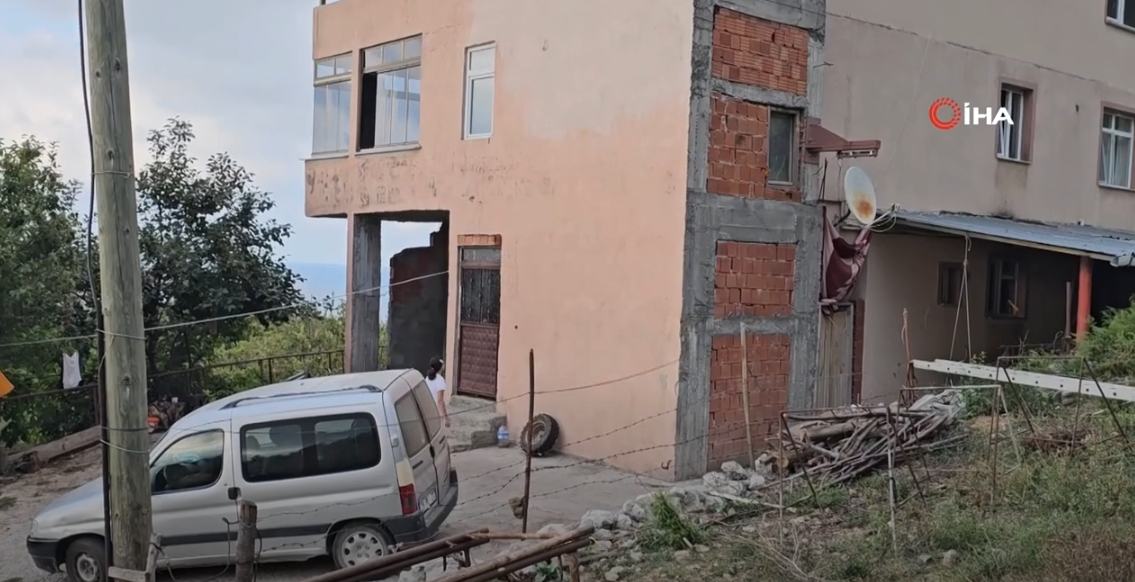 TOPLADIKLARI AHŞAP VE ATIK MALZEMELERDEN KENDİLERİNE OYUN PARKI YAPTILAR