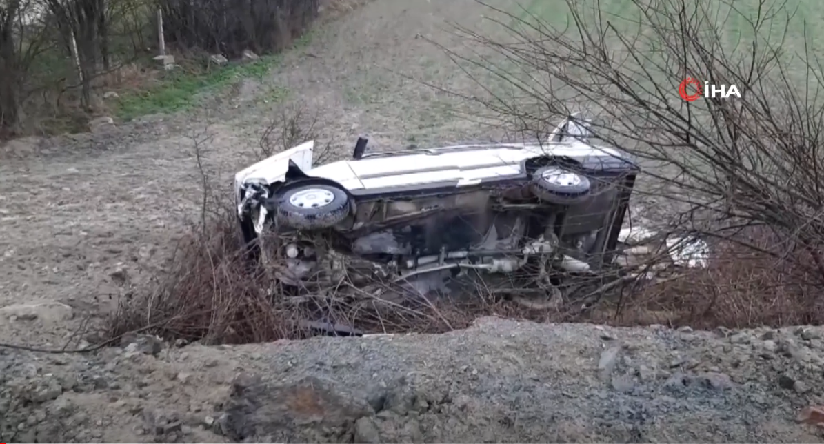 KONTROLDEN ÇIKAN OTOMOBİL ŞARAMPOLE YUVARLANDI