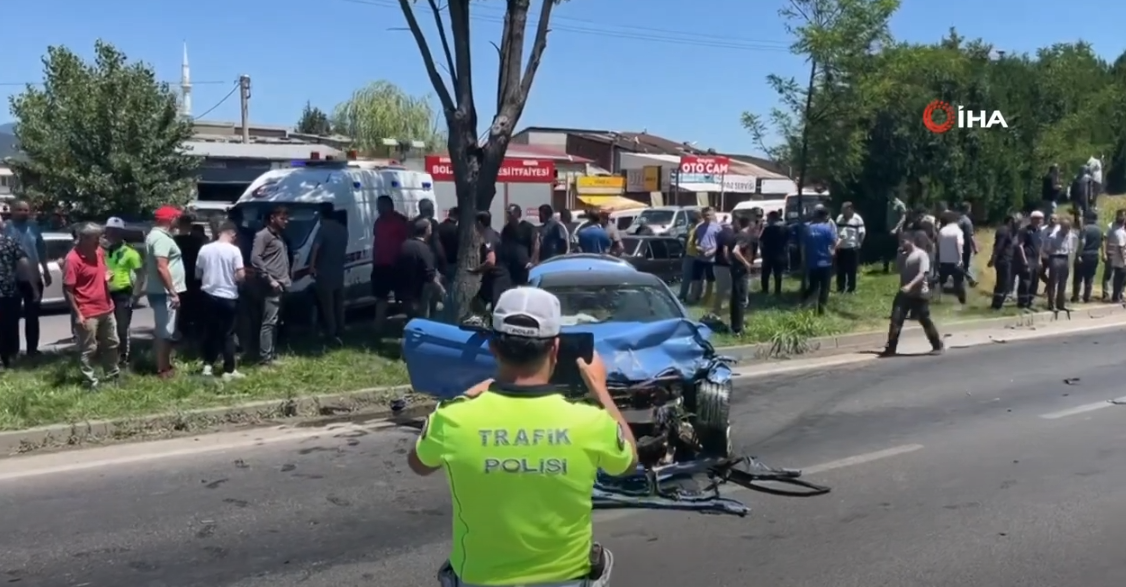 KAZAYA KARIŞAN OTOMOBİLLERDEN BİRİ ORTADAN İKİYE BÖLÜNDÜ