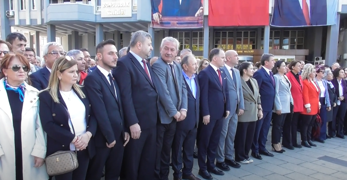 CHP TARAFINDAN ALTERNATİF ÇELENK TÖRENİ DÜZENLEDİ