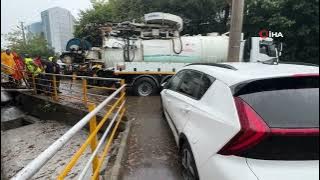 KADIRGA CADDESİ'NDEKİ YOLDA YAĞIŞ NEDENİYLE MAZGAL TIKANDI