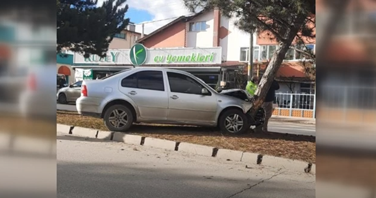 YOLDAN ÇIKAN OTOMOBİL AĞACA ÇARPTI 1 YARALI