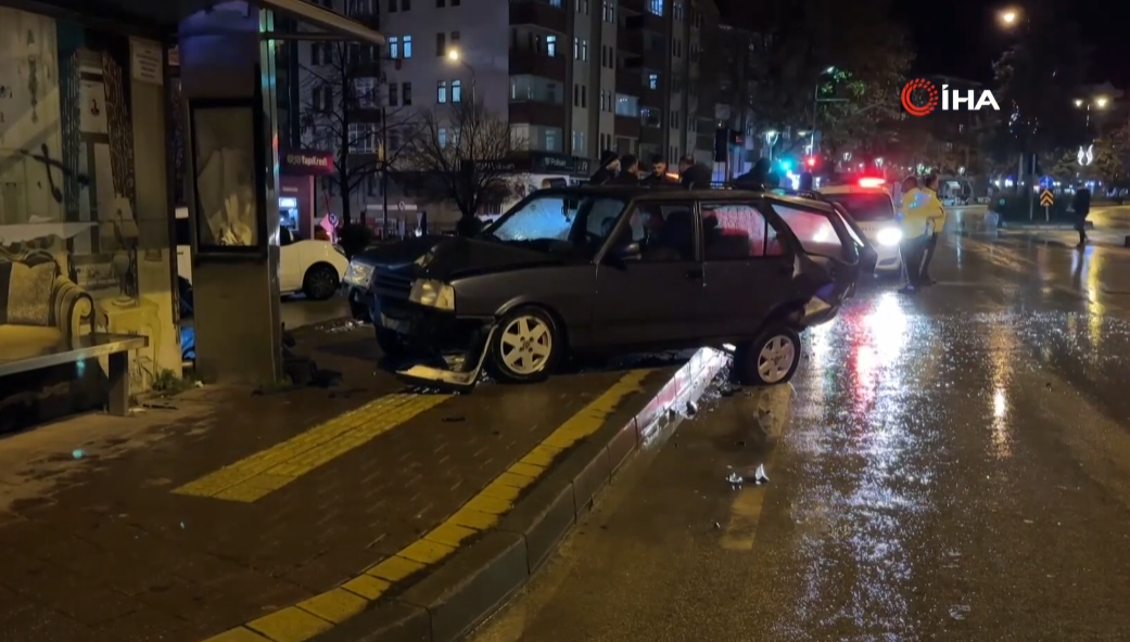 KAVŞAKTA ÇARPIŞAN İKİ OTOMOBİL, OTOBÜS DURAĞINA DALDI