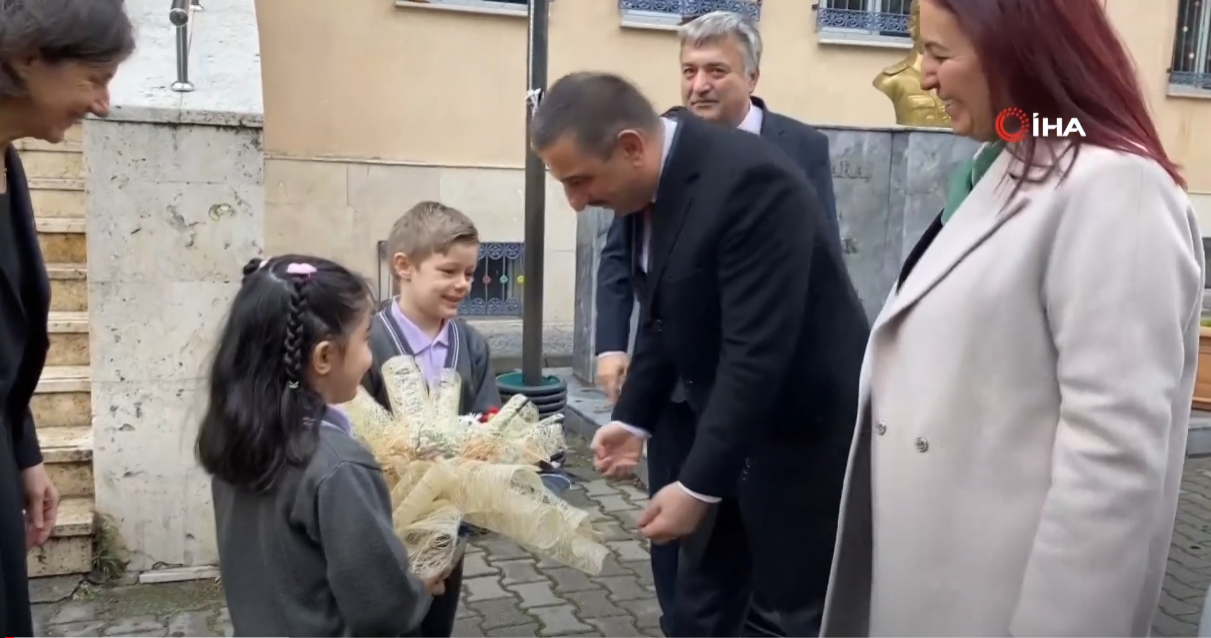 VALİ HACIBEKTAŞOĞLU ÖĞRENCİLERE KARNE DAĞITTI