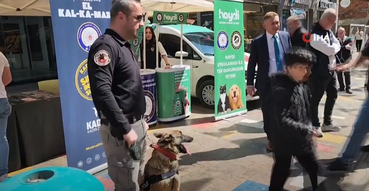 POLİS HAFTASINDA NARKOTİK KÖPEĞİ İLGİ ODAĞI OLDU