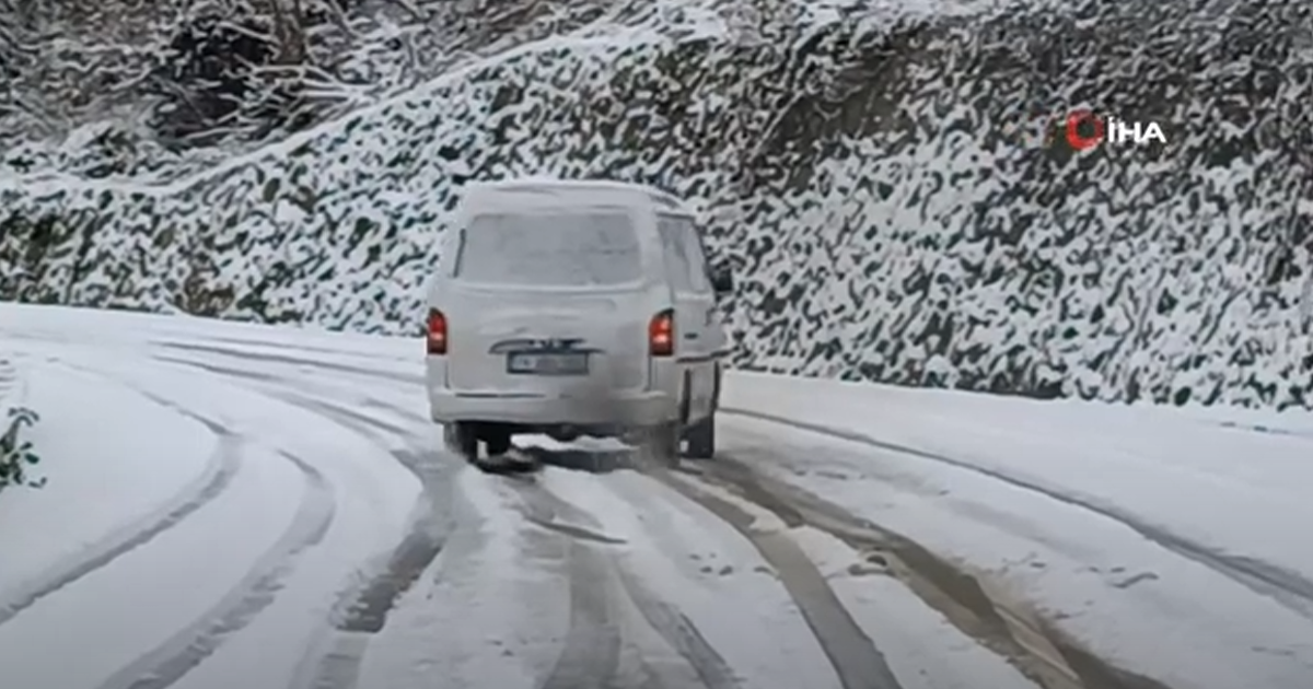 ALARMA GEÇEN EKİPLER YOĞUN KAR KÜREME ÇALIŞMASI YAPTI