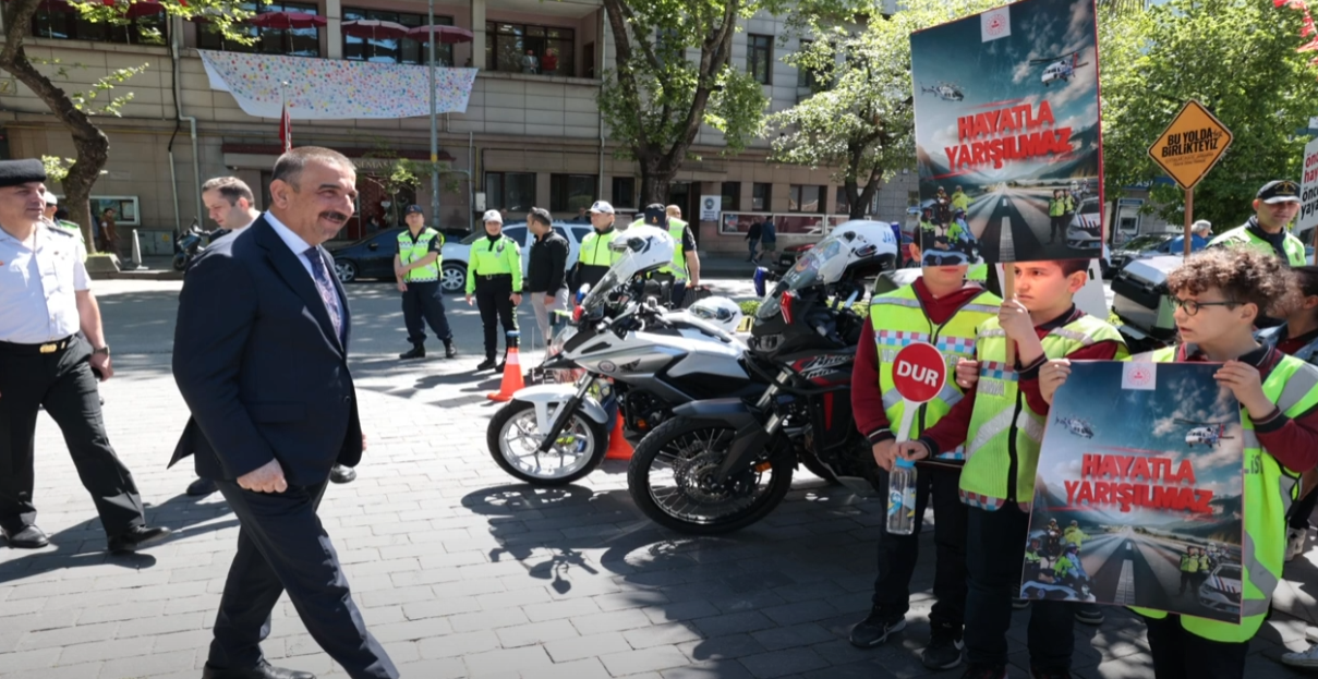 VALİ HACIBEŞTAŞOĞLU VE ÖĞRENCİLER FARKINDALIK YARATTI