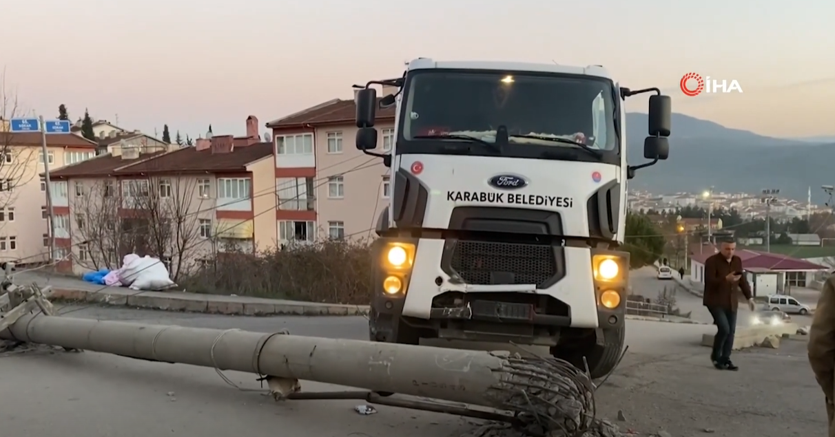 ÇÖP KAMYONU ELEKTRİK DİREĞİNE ÇARPTI, ELEKTRİK TELLERİ KOPTU