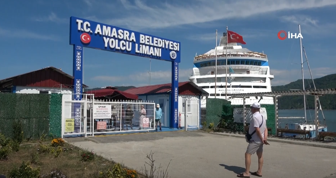 RUS TURİSTLER AMASRA'YA DOYAMIYOR DOĞASI VE BALIĞINA HAYRAN KALDILAR