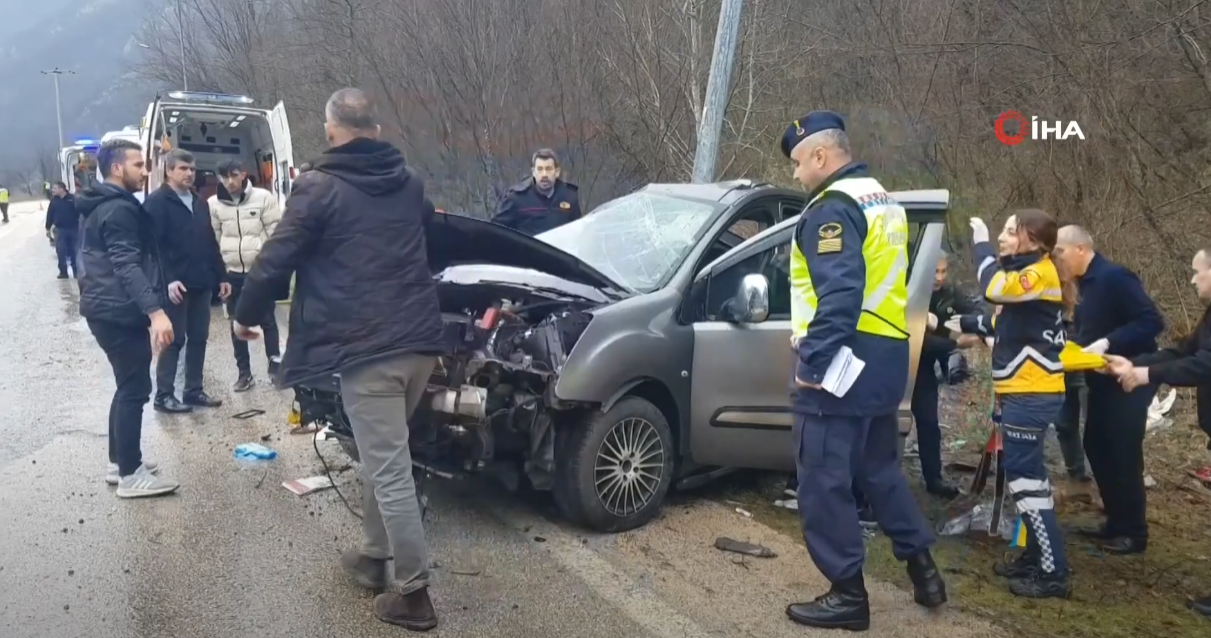 TRAFİK KAZASINDA 1 KİŞİ HAYATINI KAYBETTİ,4 KİŞİ YARALANDI