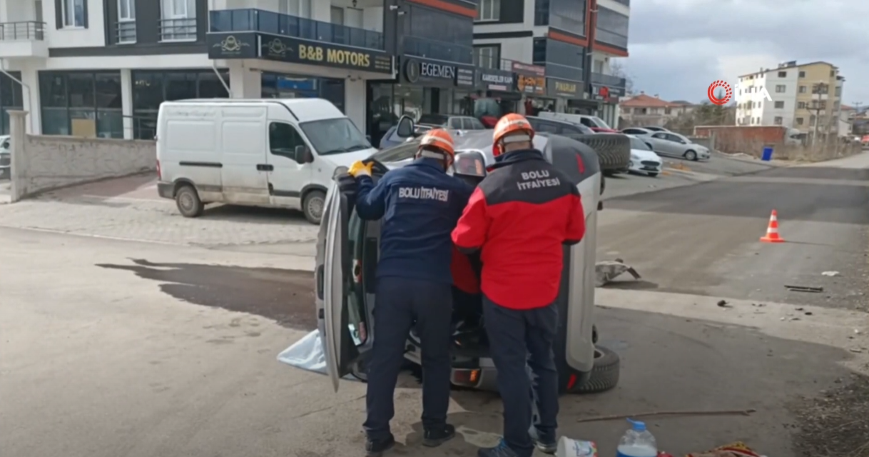 MİNİBÜSLE ÇARPIŞAN OTOMOBİL YAN YATTI 1 KİŞİ YARALANDI