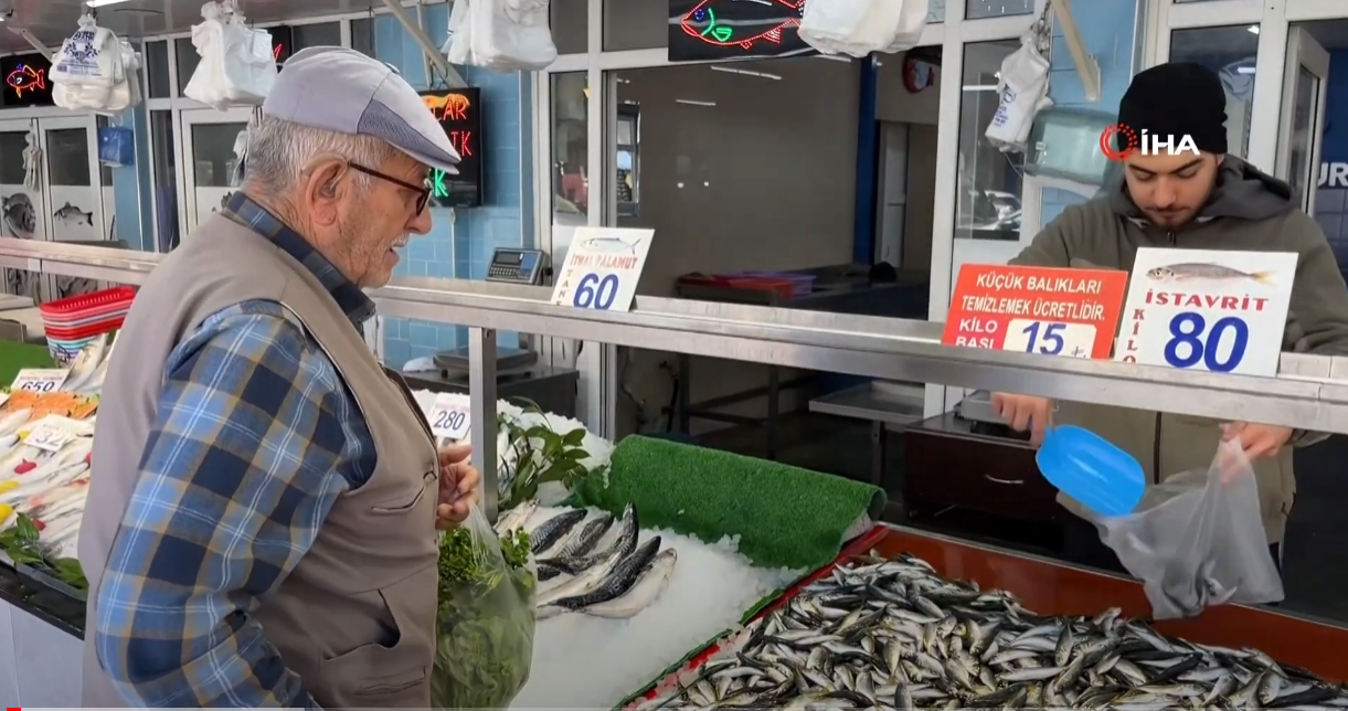 HAMSİ TEZGAHLARDAKİ SON GÜNLERİNİ YAŞIYOR