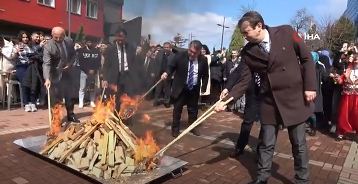 ZONGULDAK BÜLENT ECEVİT ÜNİVERSİTESİ’NDE NEVRUZ ATEŞİ YANDI