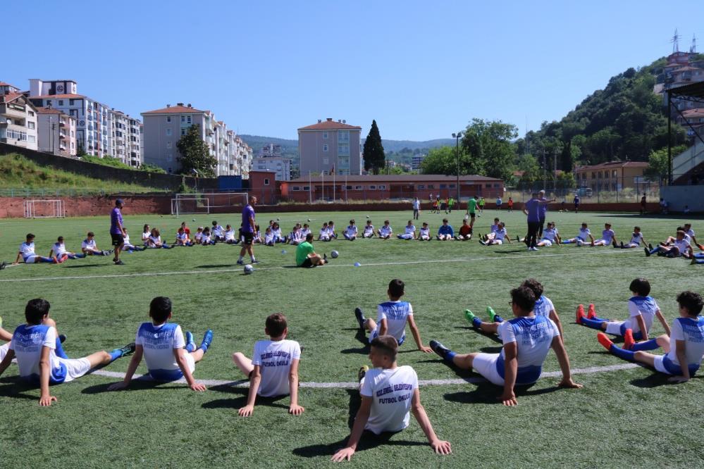 YAZ FUTBOL OKULLARINA YOĞUN İLGİ