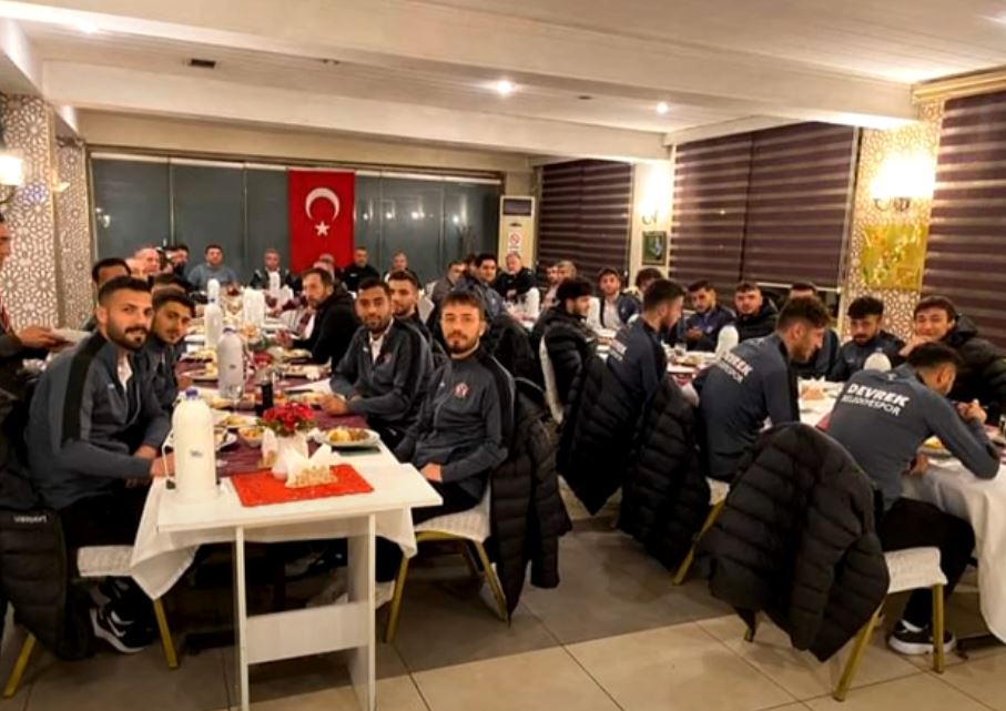 BAŞKAN BOZKURT FUTBOLCULARLA YEMEKTE BULUŞTU