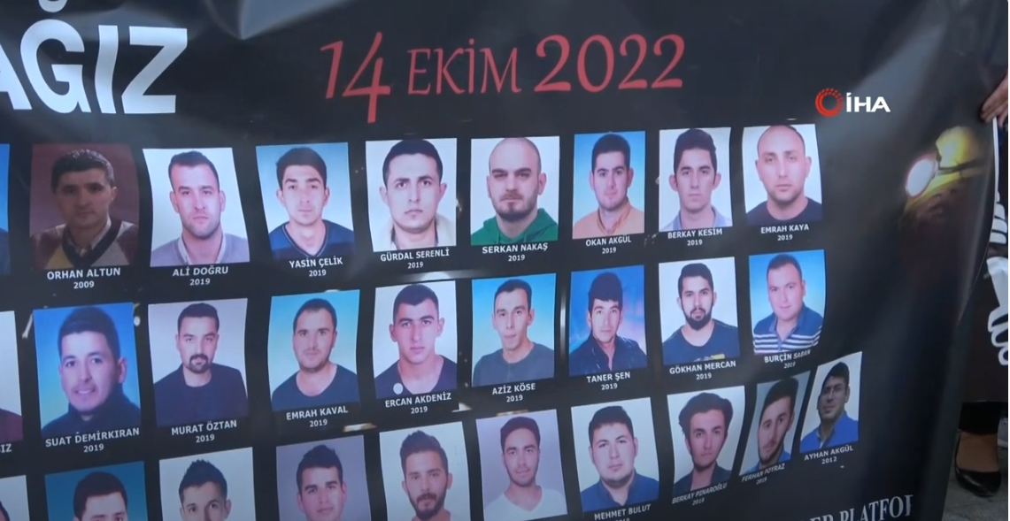 43 MADENCİYİ ANMA ETKLİNLİĞİNDE GÖKYÜZÜ KIZILA BOYANDI