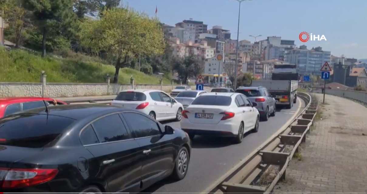 ALAPLI İSTANBUL YOLU KİLİTLENDİ