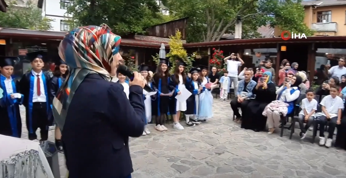 4'ÜNCÜ SINIF ÖĞRENCİLERİN MEZUNİYET TÖRENİNDE VELİLER GÖZYAŞLARINI TUTAMADI