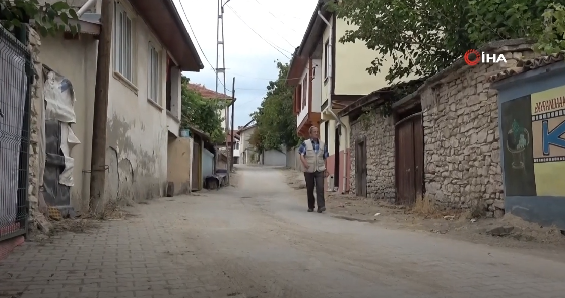 EMEKLİ ÖĞRETMEN ÇOCUKLUK TUTKUSUNU BAHÇE DUVARLARINI SÜSLEYEREK SÜRDÜRÜYOR