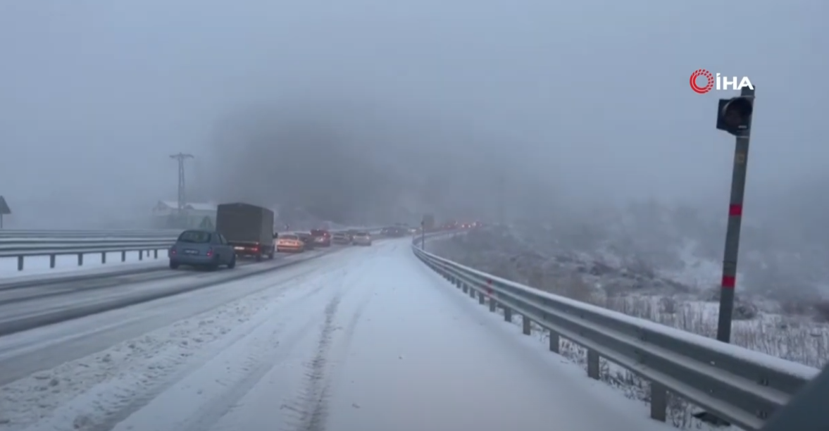 ZONGULDAK ANKARA İSTANBUL YOLUNDA KAR ETKİLİ OLDU