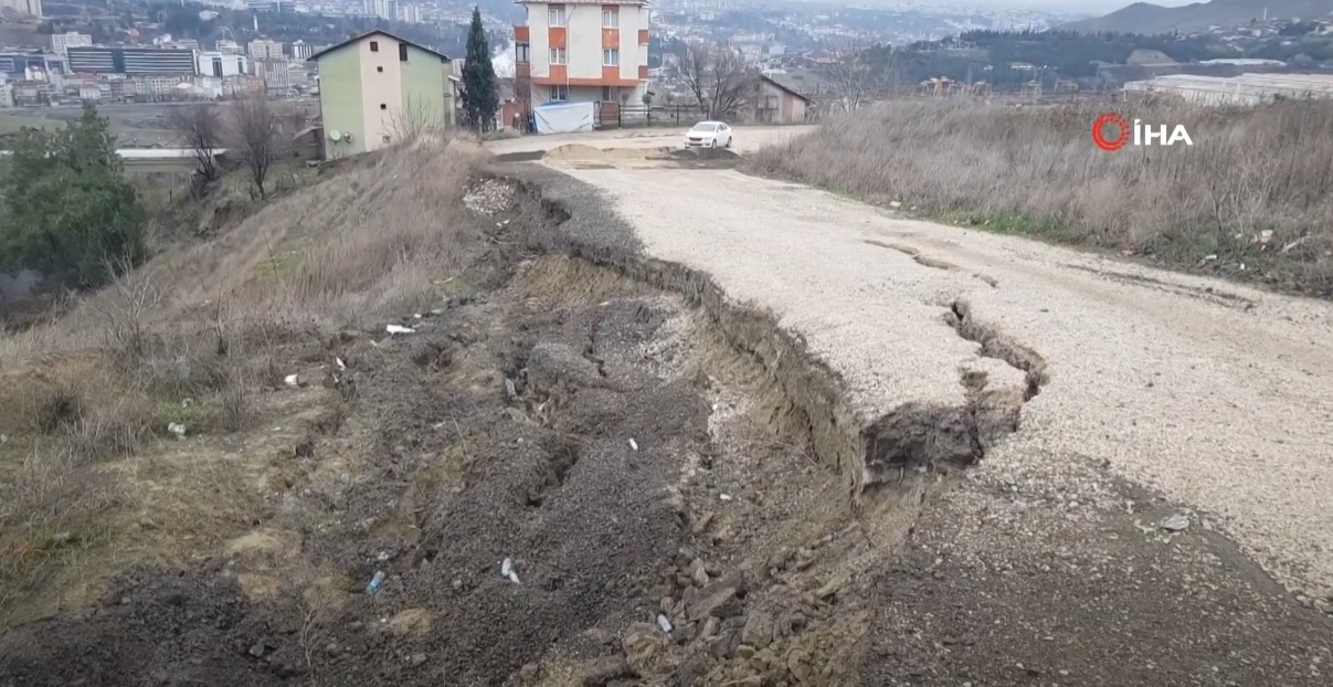 OKUL BAHÇELERİNE YAKIN ALANDA TOPRAK KAYMASI YAŞANDI