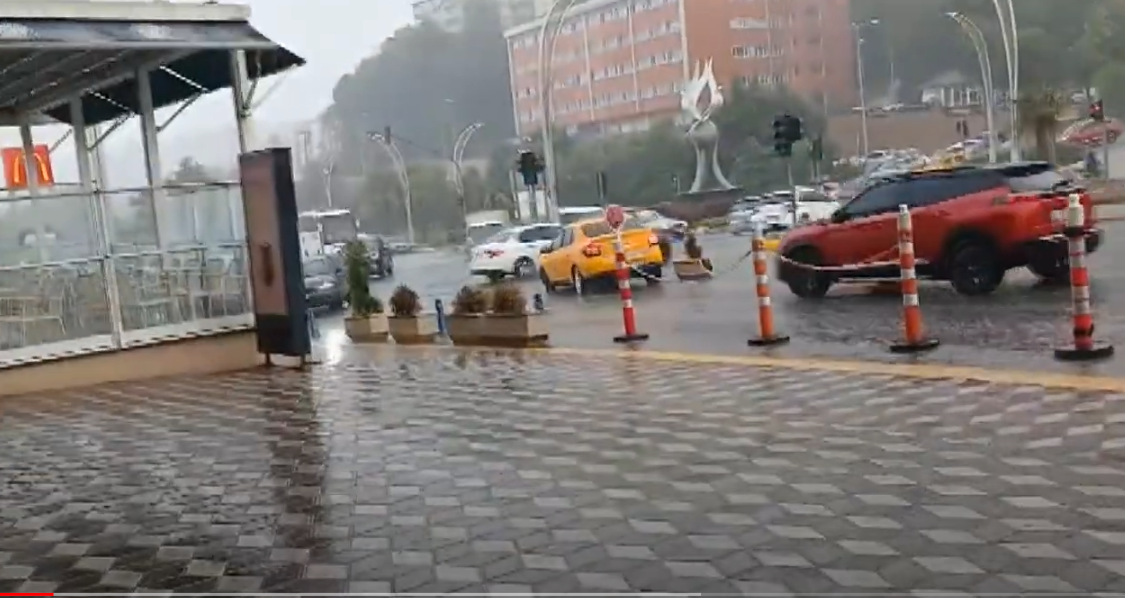 AKŞAM SAATLERİNDE GELEN YAĞMURA VATANDAŞLAR HAZIRLIKSIZ YAKALANDI