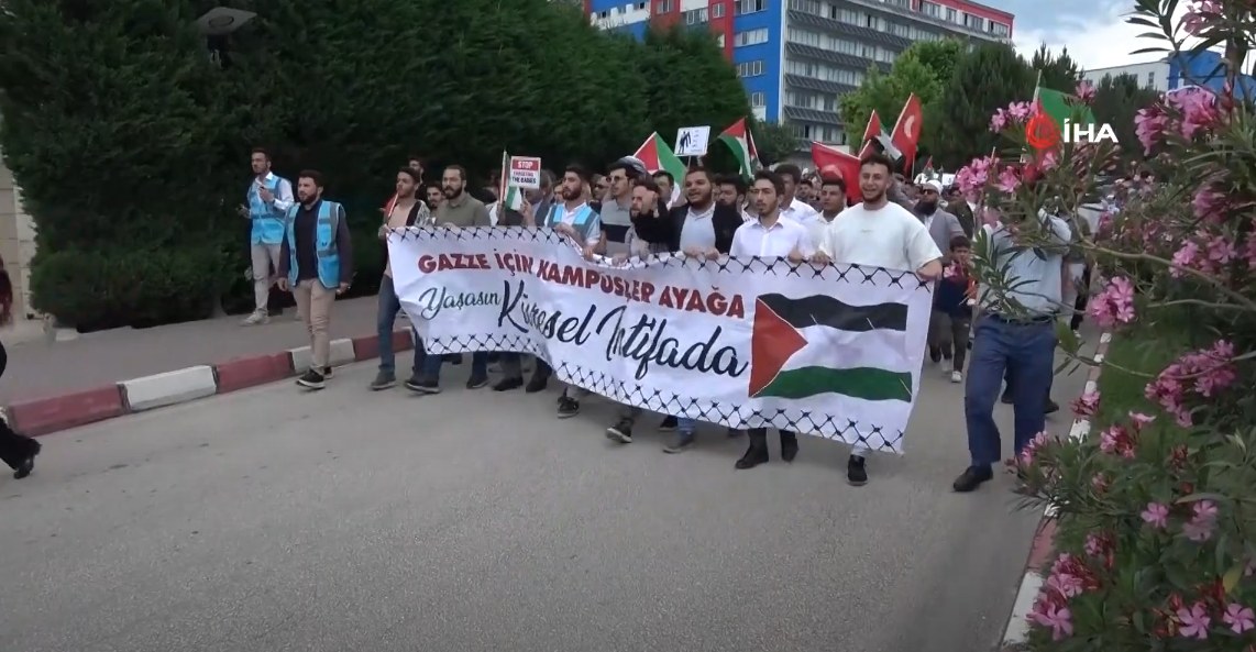 İSRAİL, ÇOCUK AYAKKABILARI VE KEFENLERE SARILMIŞ BEBEKLERLE PROTESTO EDİLDİ