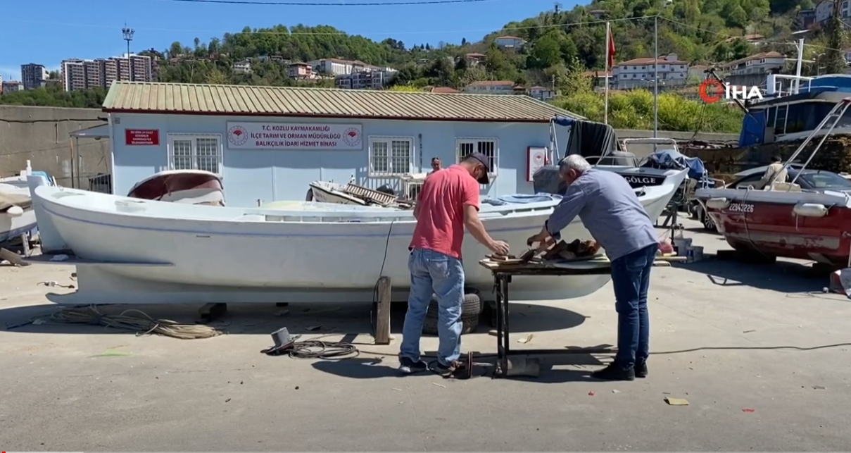 AV SEZONU SONA ERDİ,BALIKÇILAR TEKNELERİNİ ONARDI