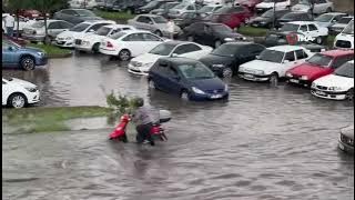 GÖLE DÖNEN OTOPARKTA ONLARCA ARAÇ MAHSUR KALDI