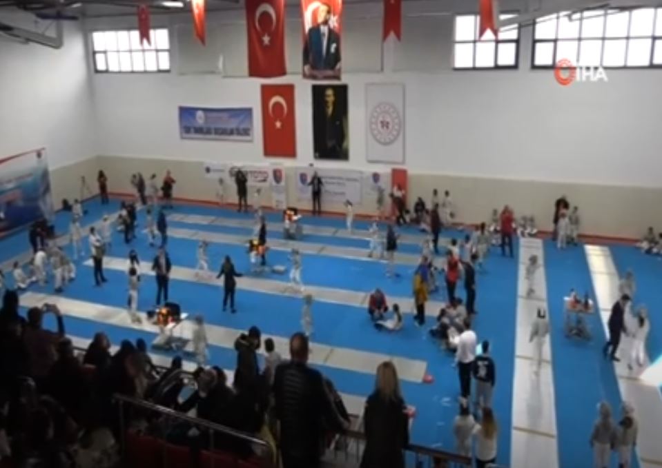 ESKRİM AÇIK KILIÇ TURNUVASI KARABÜK'TE BAŞLADI