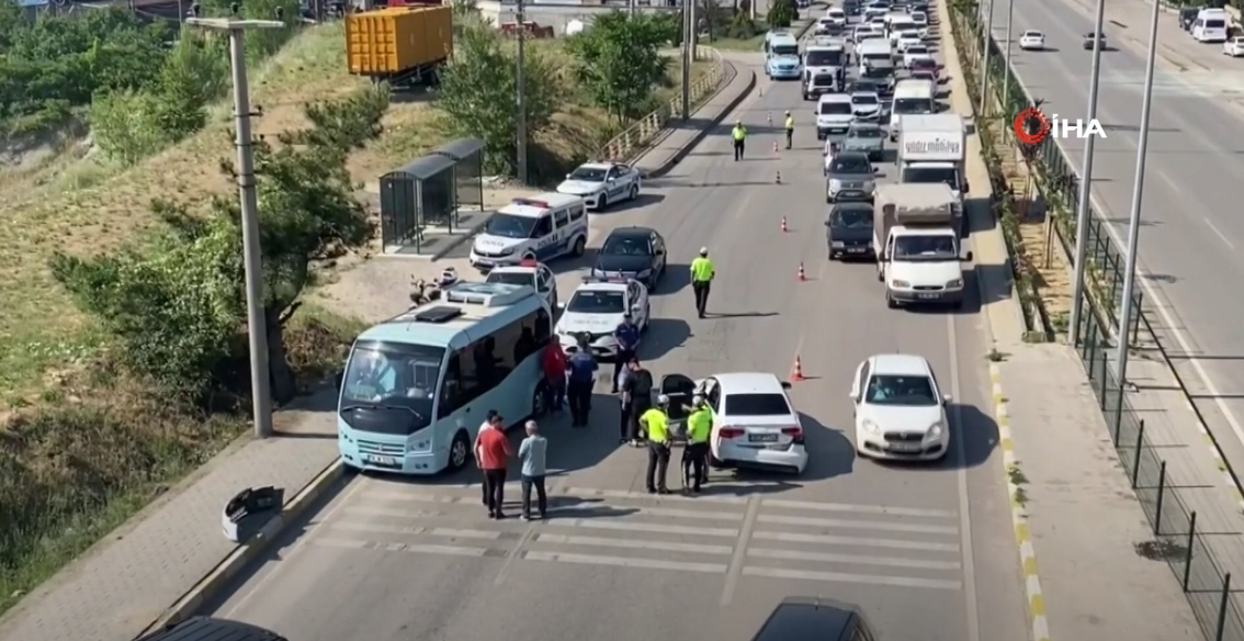 ZİNCİRLEME TRAFİK KAZASI GÜVENLİK KAMERASINA YANSIDI