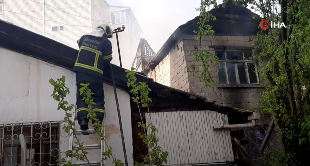 KARABÜK'TE ÇIKAN YANGINDA 2 EV ZARAR GÖRDÜ