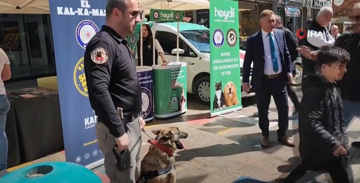 POLİS HAFTASINDA NARKOTİK KÖPEĞİ VATANDAŞIN İLGİ ODAĞI OLDU