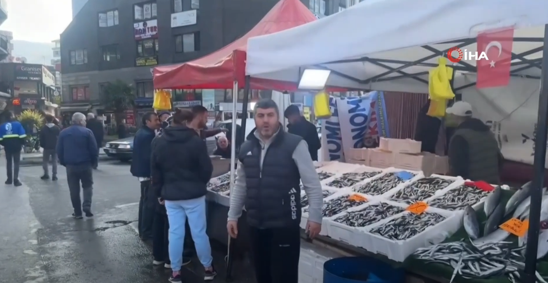 FİYATI DÜŞEN HAMSİYE VATANDAŞLARDAN YOĞUN İLGİ