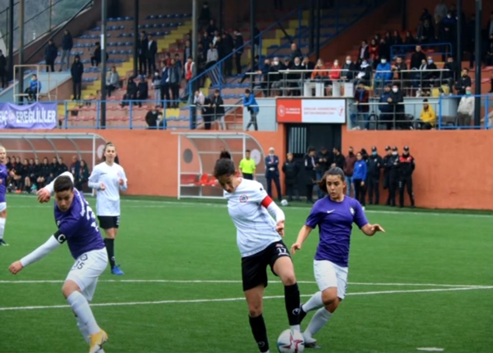 KIZLARDAN HARİKA FUTBOL VE GALİBİYET