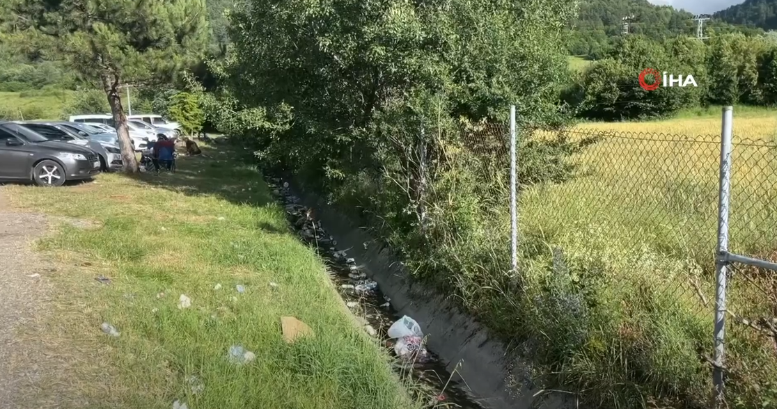 TRAFİK YOĞUNLUĞU AZALINCA GERİYE TATİLCİLERİN ÇÖPLERİ KALDI