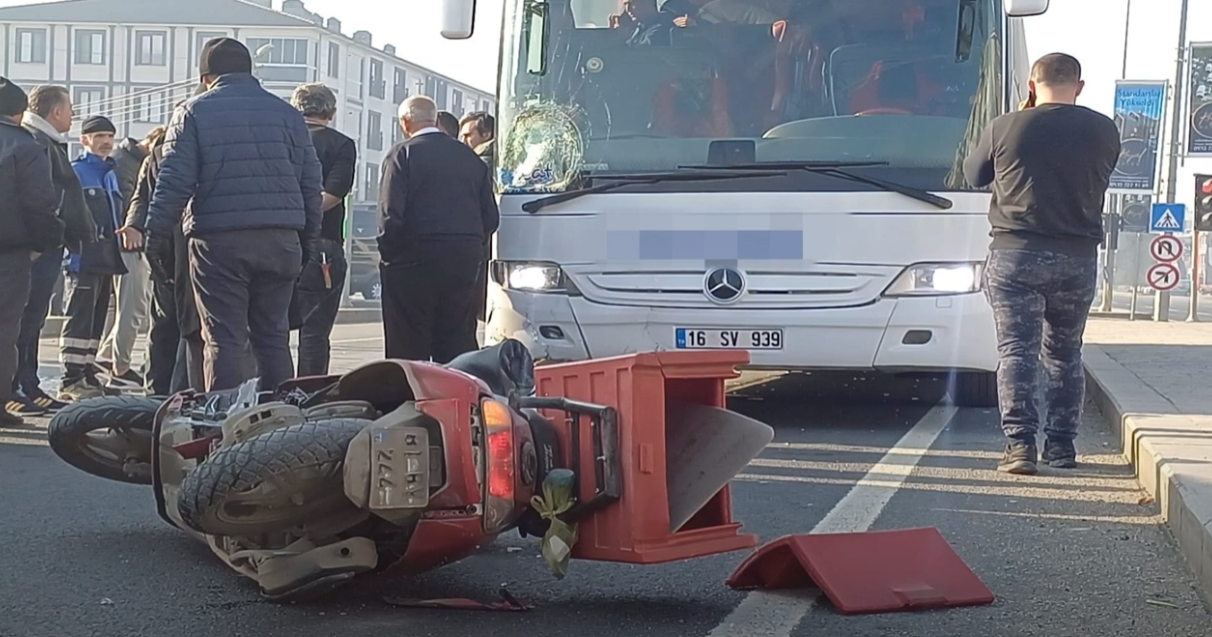 OTOBÜSLE MOTOSİKLET IŞIKLI KAVŞAKTA ÇARPIŞTI