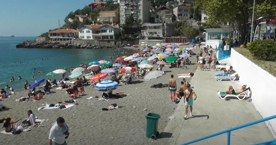 ZONGULDAK'TA HAVA SICAKLIĞI ARTTI SOLUĞU DENİZDE ALDILAR