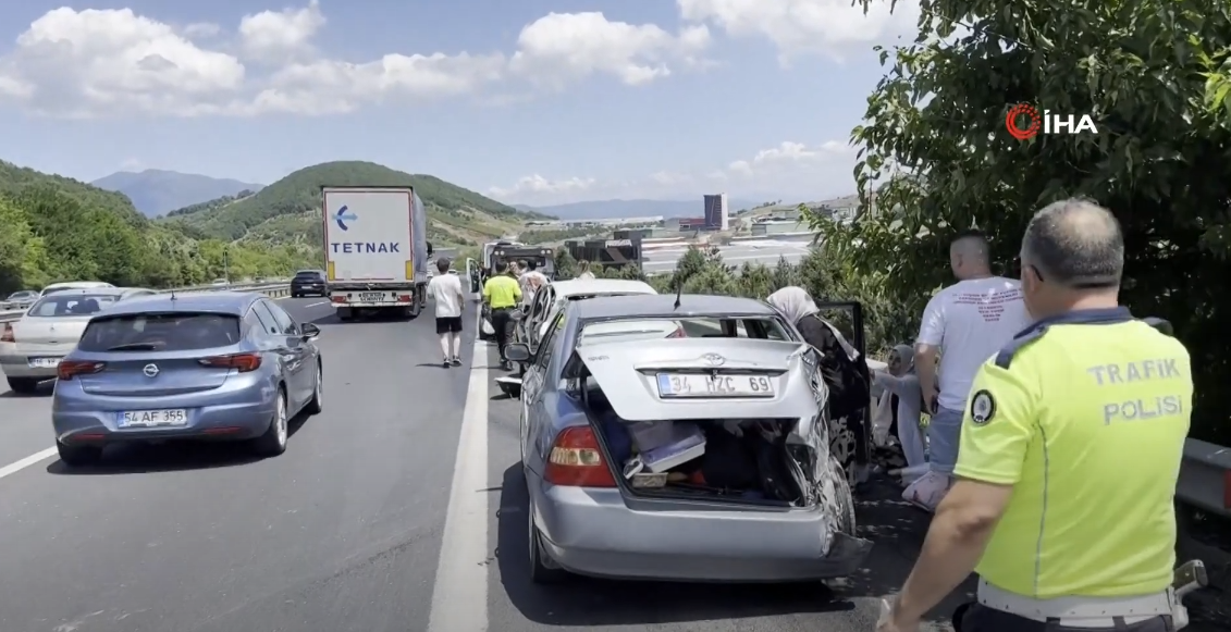 6 ARACIN KARIŞTIĞI ZİNCİRLEME TRAFİK KAZASINDA 6 KİŞİ YARALANDI