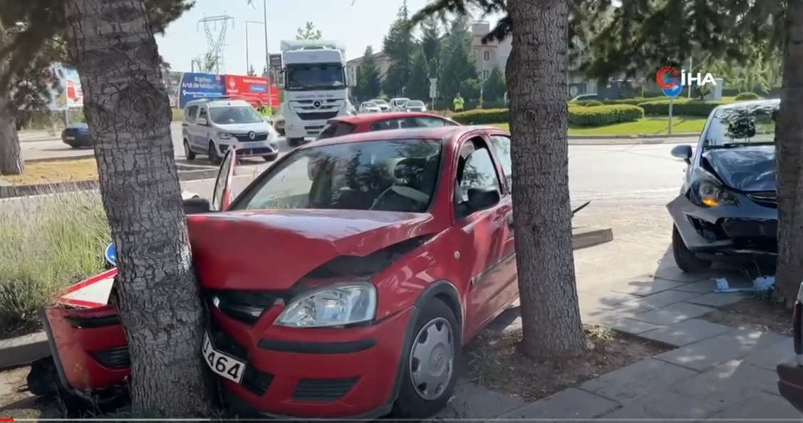 KAZA YAPAN İKİ OTOMOBİL AĞACA ÇARPARAK DURABİLDİ 2 YARALI