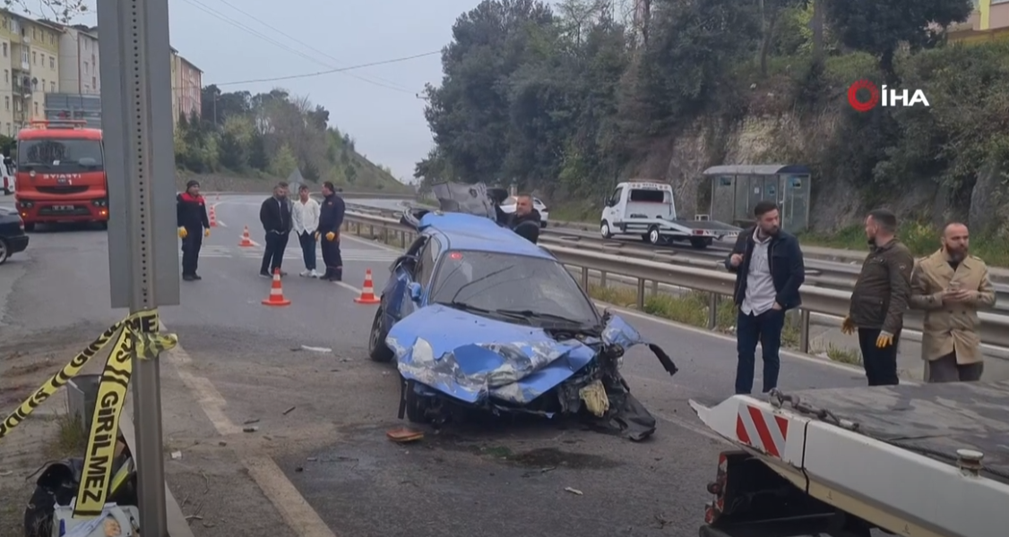 TRAFO BİNASINA ÇARPAN OTOMOBİL HURDAYA DÖNDÜ