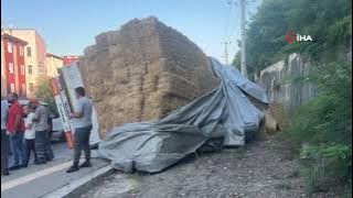 BARTIN'DA KAVŞAĞA HIZLI GİREN SAMAN YÜKLÜ TIR DEVRİLDİ