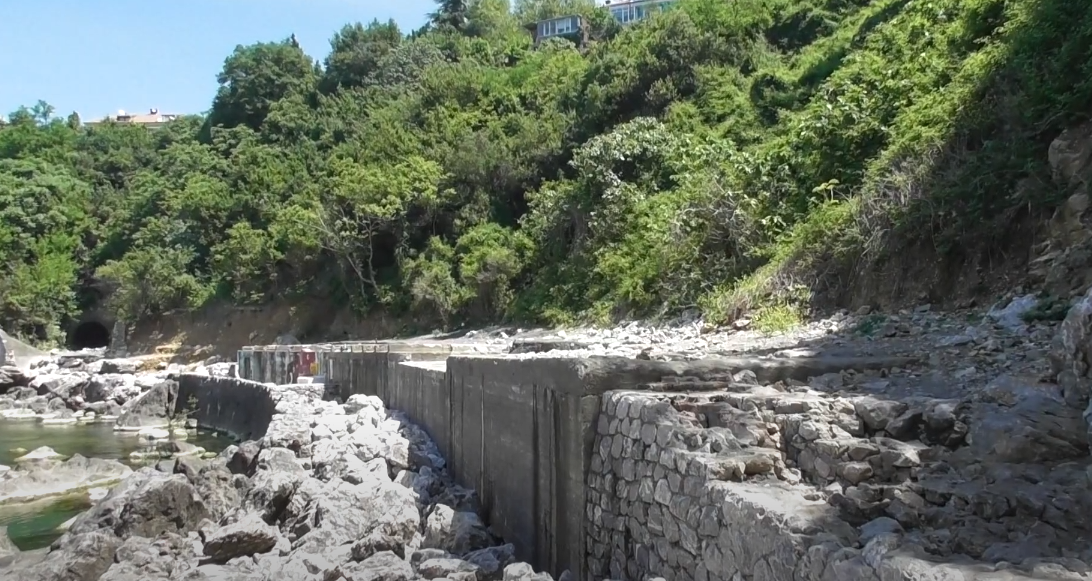 TUVALETİN OLMAMASI VATANDAŞLARA ZOR ANLAR YAŞATIYOR